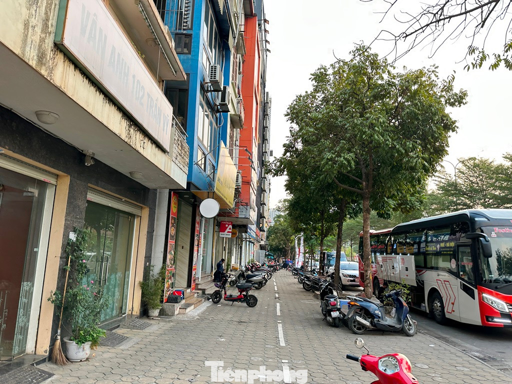 Địa điểm văn phòng tiếp theo là nhà xe Vân Anh tại số 102 Trần Vỹ. Địa điểm văn phòng tiếp theo là nhà xe Vân Anh tại số 102 Trần Vỹ.