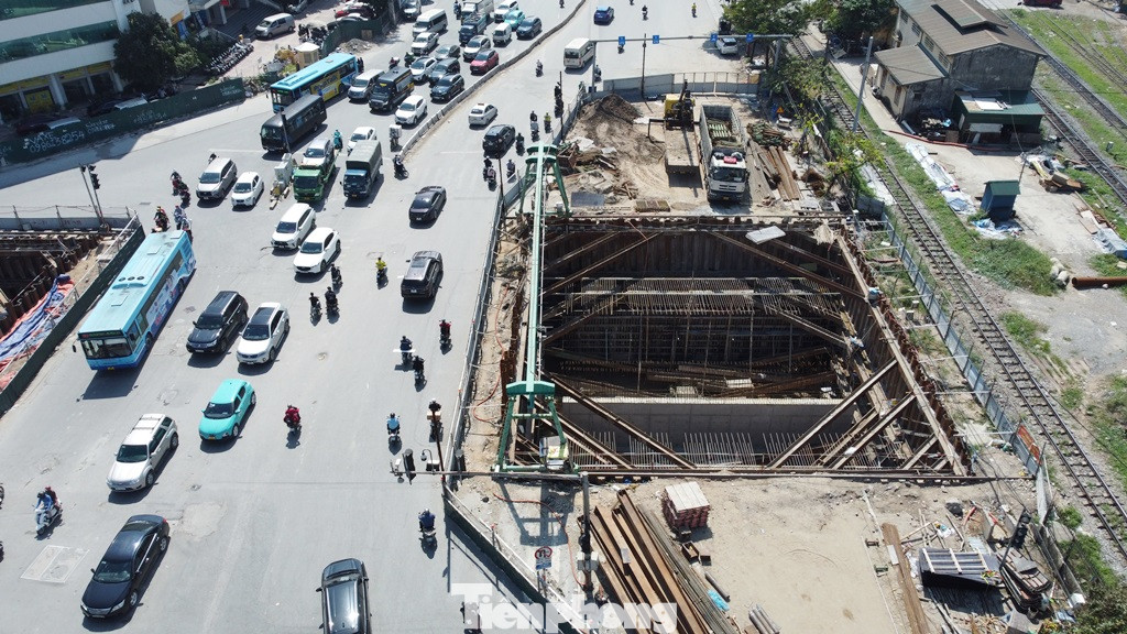 Khu vực trung tâm nút Giải Phóng - Kim Đồng đang là hàng rào thi công một hố sâu xuống hầm chui bên dưới.