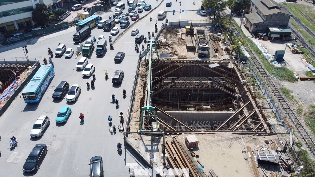 Khu vực trung tâm nút Giải Phóng - Kim Đồng đang là hàng rào thi công một hố sâu xuống hầm chui bên dưới.