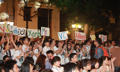 20h30, nhiều tòa nhà của trung tâm Hà Nội tắt điện. Sân khấu chính trước Nhà Hát Lớn diễn ra đêm ca nhạc - trong bóng tối.