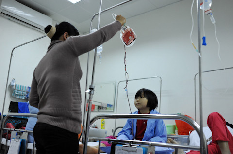 Số máu không có nhiều, nên khi được truyền “sự sống”, chị phải đứng dốc bịch máu để truyền hết cho con gái.