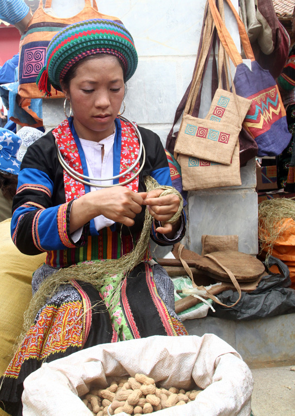 Tranh thủ kéo sợi lanh trong lúc rảnh rỗi