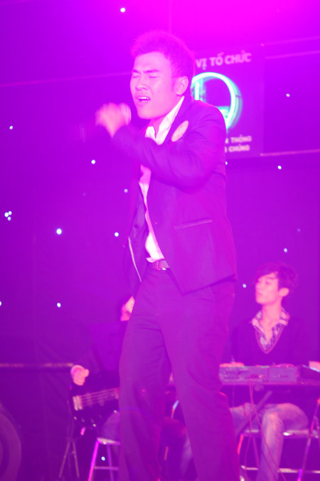 Nguyễn Tuấn Sơn gây được ấn tượng mạnh với giám khảo Đặng Châu Anh khi thể hiện bài 