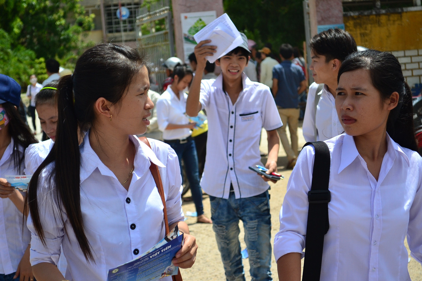 Sĩ tử kẻ khóc, người cười. Ảnh Việt Hương