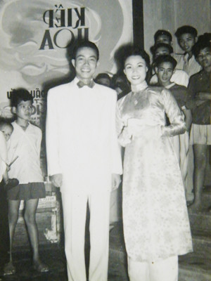 Hai vợ chồng Kim Chung và Trần Viết Long trong ngày khai chiếu Kiếp hoa tại rạp Đại Nam	Ảnh chụp lại: N.M.H