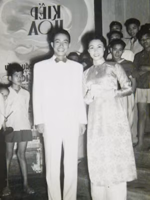 Hai vợ chồng Kim Chung và Trần Viết Long trong ngày khai chiếu Kiếp hoa tại rạp Đại Nam	Ảnh chụp lại: N.M.H
