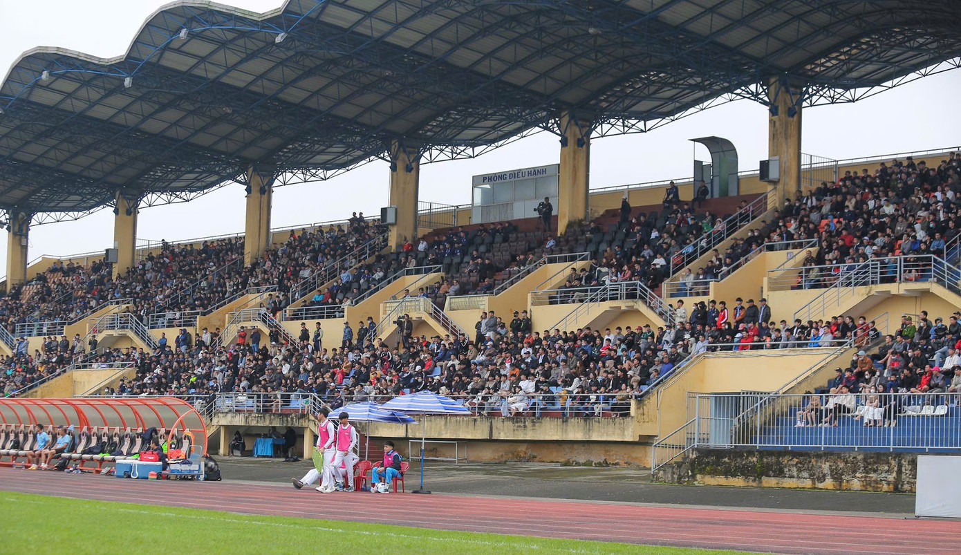 Khán giả trong một trận đấu của CLB Bóng đá Huế trên sân Tự do mùa giải 2024/25 Khán giả trong một trận đấu của CLB Bóng đá Huế trên sân Tự do mùa giải 2024/25