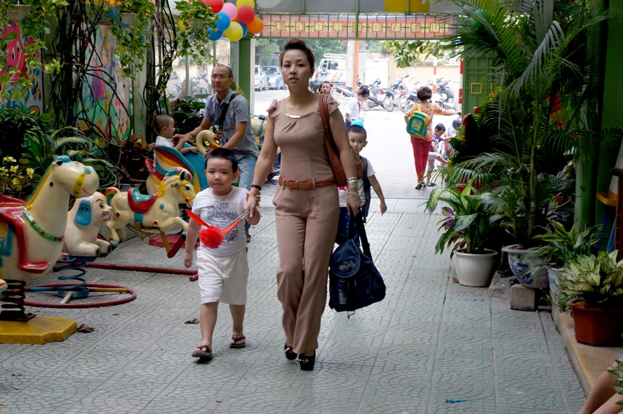 Các bé của trường mầm non Quang Trung, được cha mẹ dắt tới trường