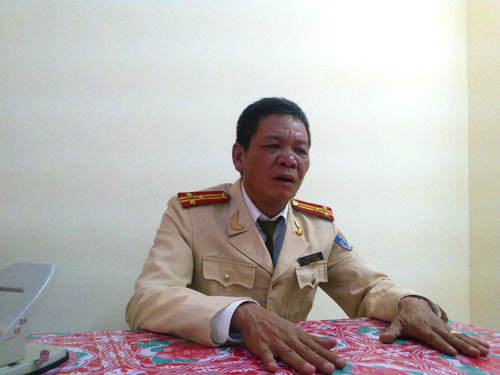 “Tuy nhiên, ở đâu đó vẫn còn những chiến sĩ không giữ được phẩm chất của mình trước cám dỗ của vật chất”, Thượng tá Lê Đức Đoàn thẳng thắn nhìn nhận. “Tuy nhiên, ở đâu đó vẫn còn những chiến sĩ không giữ được phẩm chất của mình trước cám dỗ của vật chất”, Thượng tá Lê Đức Đoàn thẳng thắn nhìn nhận