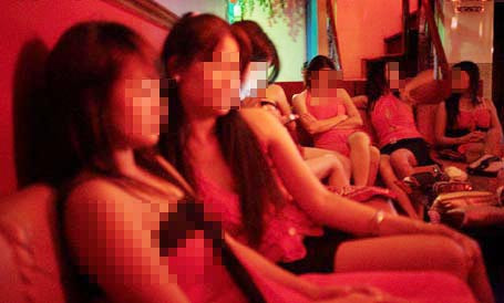 Người đẹp như món hàng trong các động karaoke 