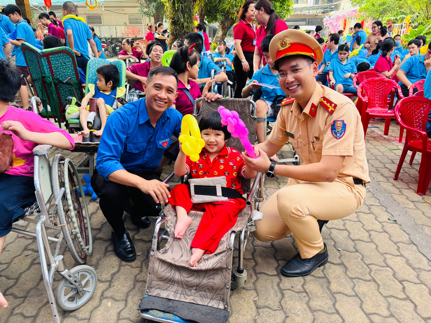 Đại úy Nguyễn Minh Tiến - Bí thư Đoàn Thanh niên PC08 và Nhà báo Nguyễn Dũng - Bí thư Đoàn Thanh niên Ban đại diện Báo Tiền Phong tại TPHCM tham gia tổ chức hoạt động vui chơi cho các em nhỏ tại Trung tâm. Đại úy Nguyễn Minh Tiến - Bí thư Đoàn Thanh niên PC08 và Nhà báo Nguyễn Dũng - Bí thư Đoàn Thanh niên Ban đại diện Báo Tiền Phong tại TPHCM tham gia tổ chức hoạt động vui chơi cho các em nhỏ tại Trung tâm.