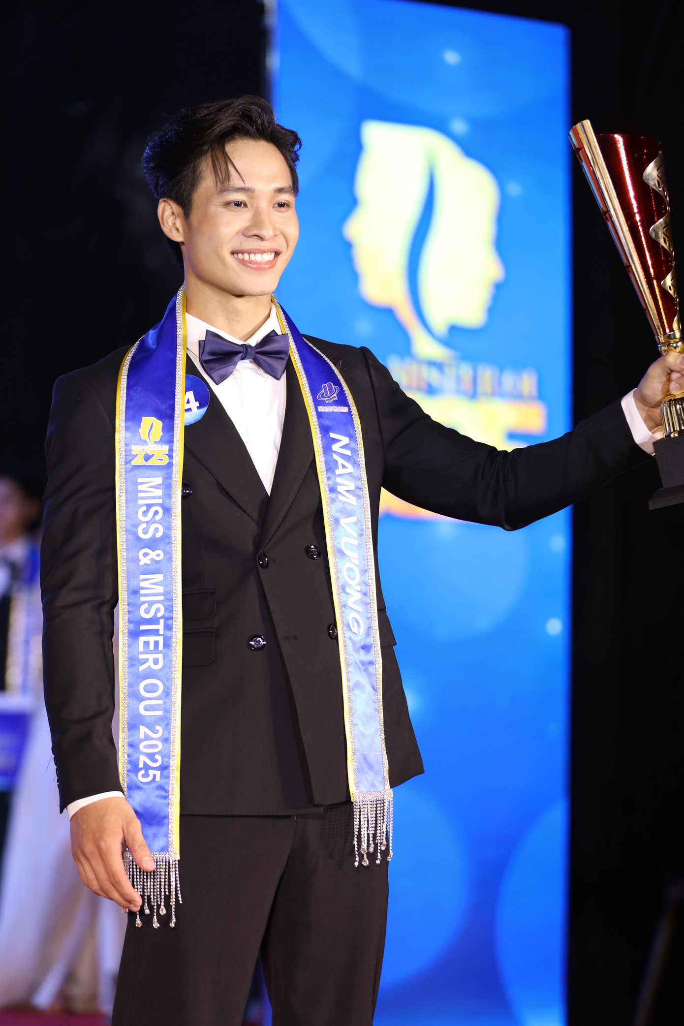 Nam vương Nguyễn Quốc Huy có thành tích học tập và hoạt động ngoại khoá nổi trội, từng là Bí thư Đoàn khoa Xây dựng. Nam vương Nguyễn Quốc Huy có thành tích học tập và hoạt động ngoại khoá nổi trội, từng là Bí thư Đoàn khoa Xây dựng.