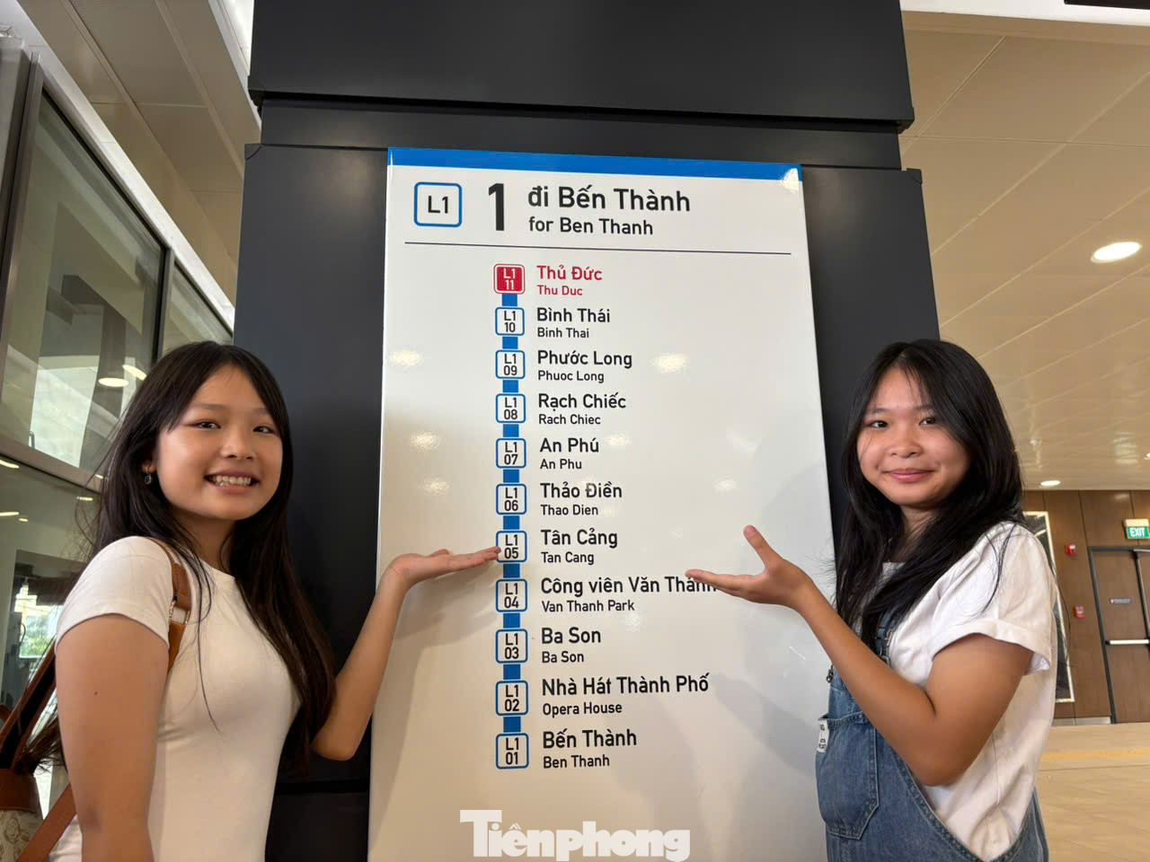 Đôi bạn Bảo Uyên (trái) và Phương Hà, học sinh lớp 9 Trường THCS Hoa Lư (TP.Thủ Đức), vào Trung tâm thành phố chơi bằng tàu Metro. Đây là lần đầu tiên cả hai được trải nghiệm Metro nên dù phải xếp hàng khá lâu nhưng họ vẫn rất vui vẻ.