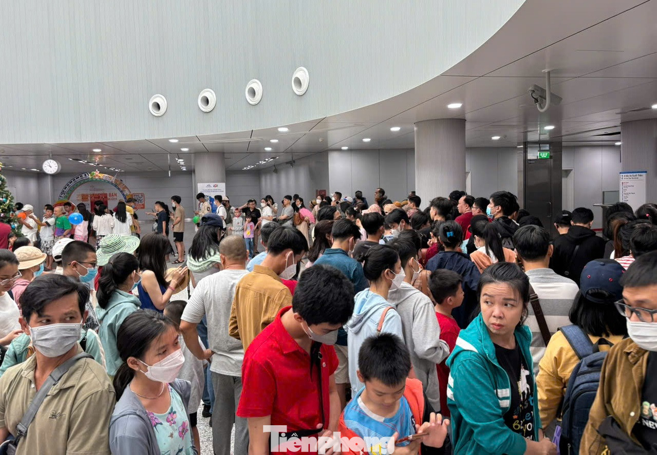 Đến 10h, tại ga Bến Thành đông nghịt người xếp hàng dài để chờ lên tàu. Theo các tình nguyện viên hỗ trợ, với lượng hành khách tăng đột biến thì người xếp hàng nhanh nhất cũng phải hơn 30 phút mới có thể lên được tàu Metro.