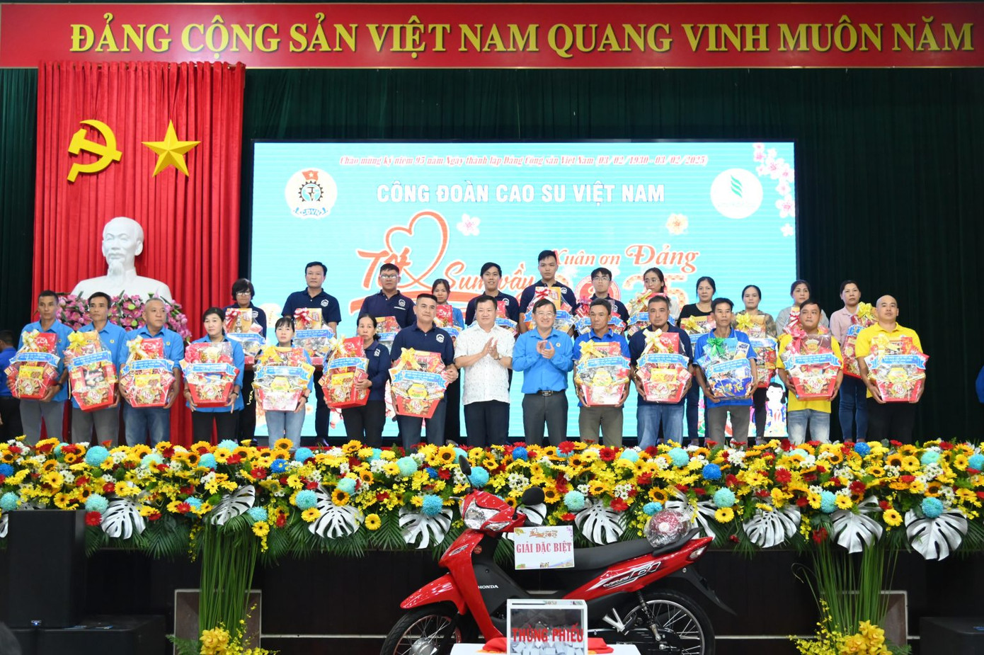 Công nhân, người lao động nhận quà tết từ Công đoàn Cao su Việt Nam Công nhân, người lao động nhận quà tết từ Công đoàn Cao su Việt Nam