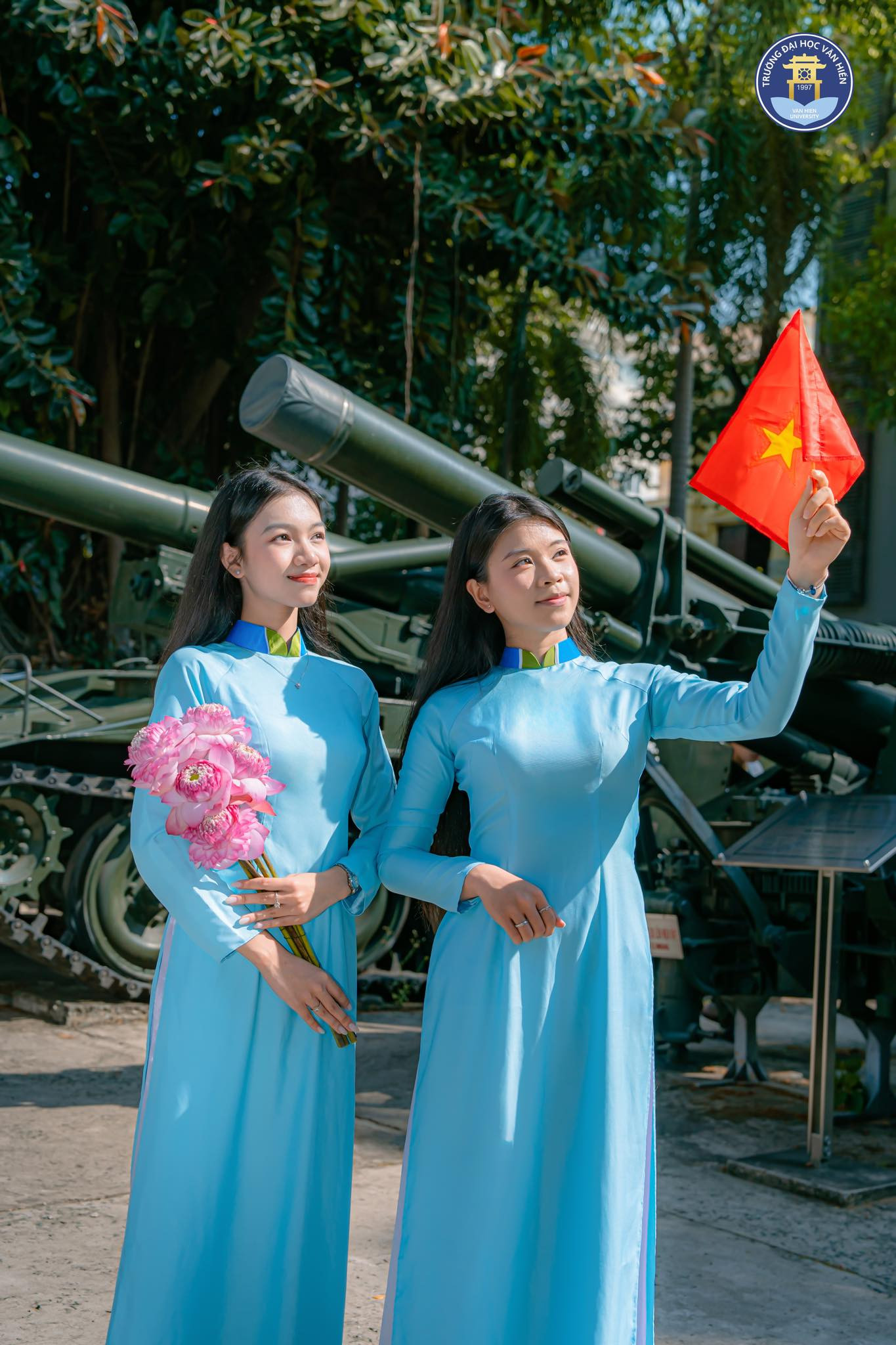 Hình ảnh sinh viên khoa Du lịch Trường ĐH Văn Hiến đi thăm Bảo tàng Chứng tích chiến tranh- Nơi lưu giữ ký ức hào hùng, những chứng tích lịch sử và bài học hòa bình quý giá của dân tộc.