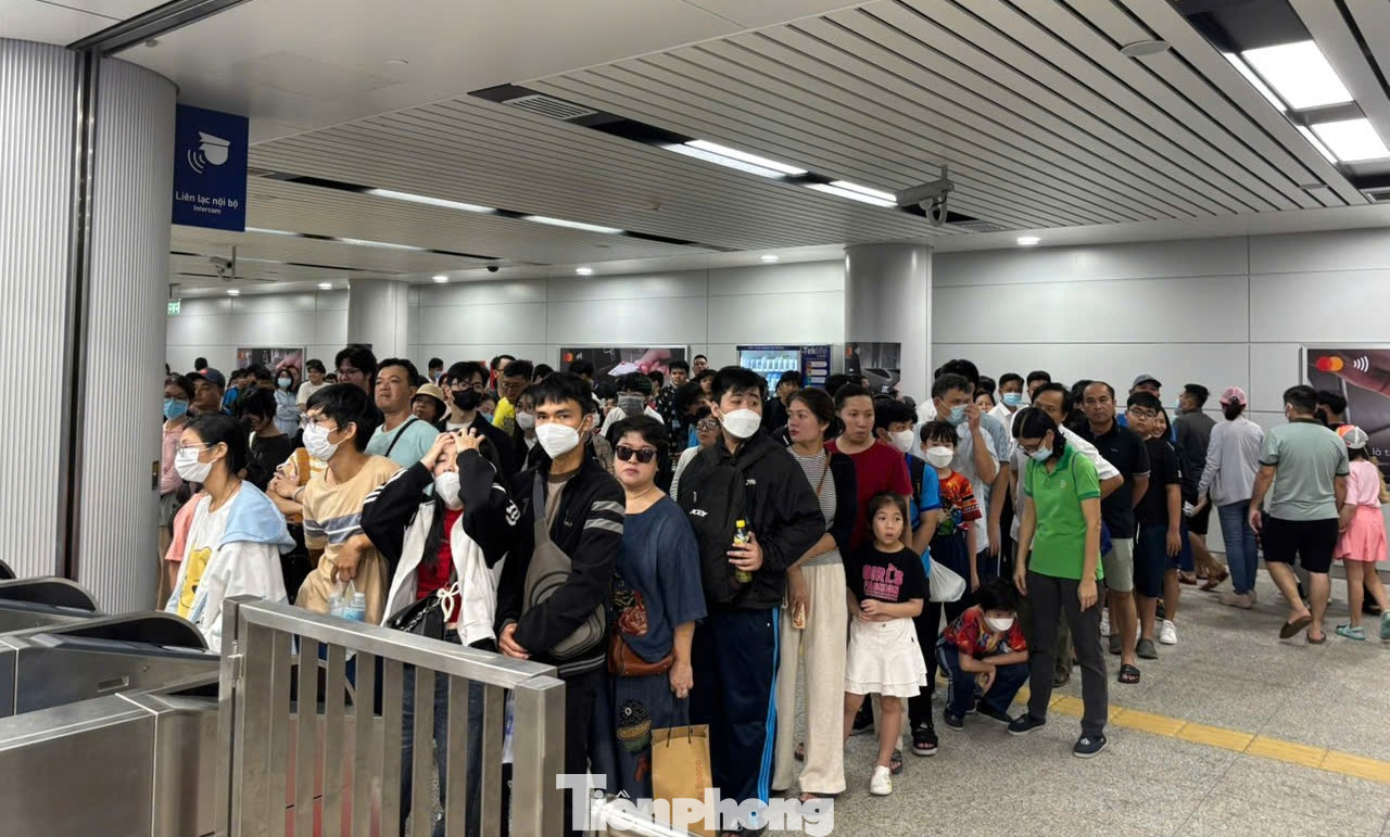 Đông nghịt người xếp hàng đi Metro ngày đầu năm mới 2025 ảnh 1