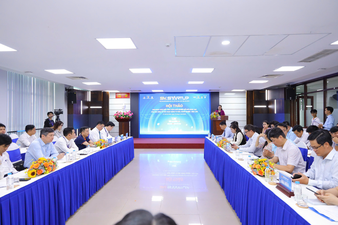 Các chuyên gia, nhà khoa học, lãnh đạo các trường tại hội thảo