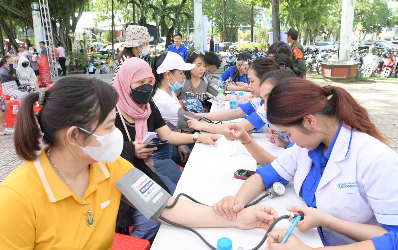 Các bác sĩ trẻ đang thăm khám miễn phí cho thanh niên công nhân, người lao động