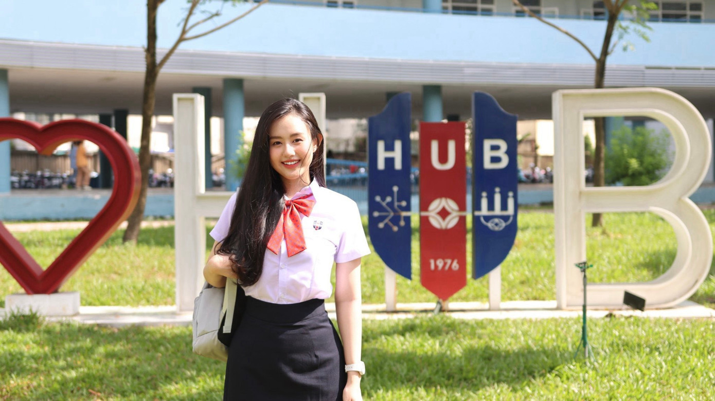 Hình ảnh tân hoa khôi Võ Anh Thư trong đồng phục của trường. Hình ảnh tân hoa khôi Võ Anh Thư trong đồng phục của trường.