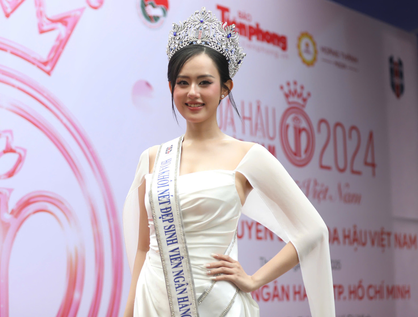 Anh Thư cho hay cô quyết định tham gia cuộc thi hoa khôi của trường là để muốn thử sức và bước ra khỏi vùng an toàn của chính mình. Anh Thư cho hay cô quyết định tham gia cuộc thi hoa khôi của trường là để muốn thử sức và bước ra khỏi vùng an toàn của chính mình.