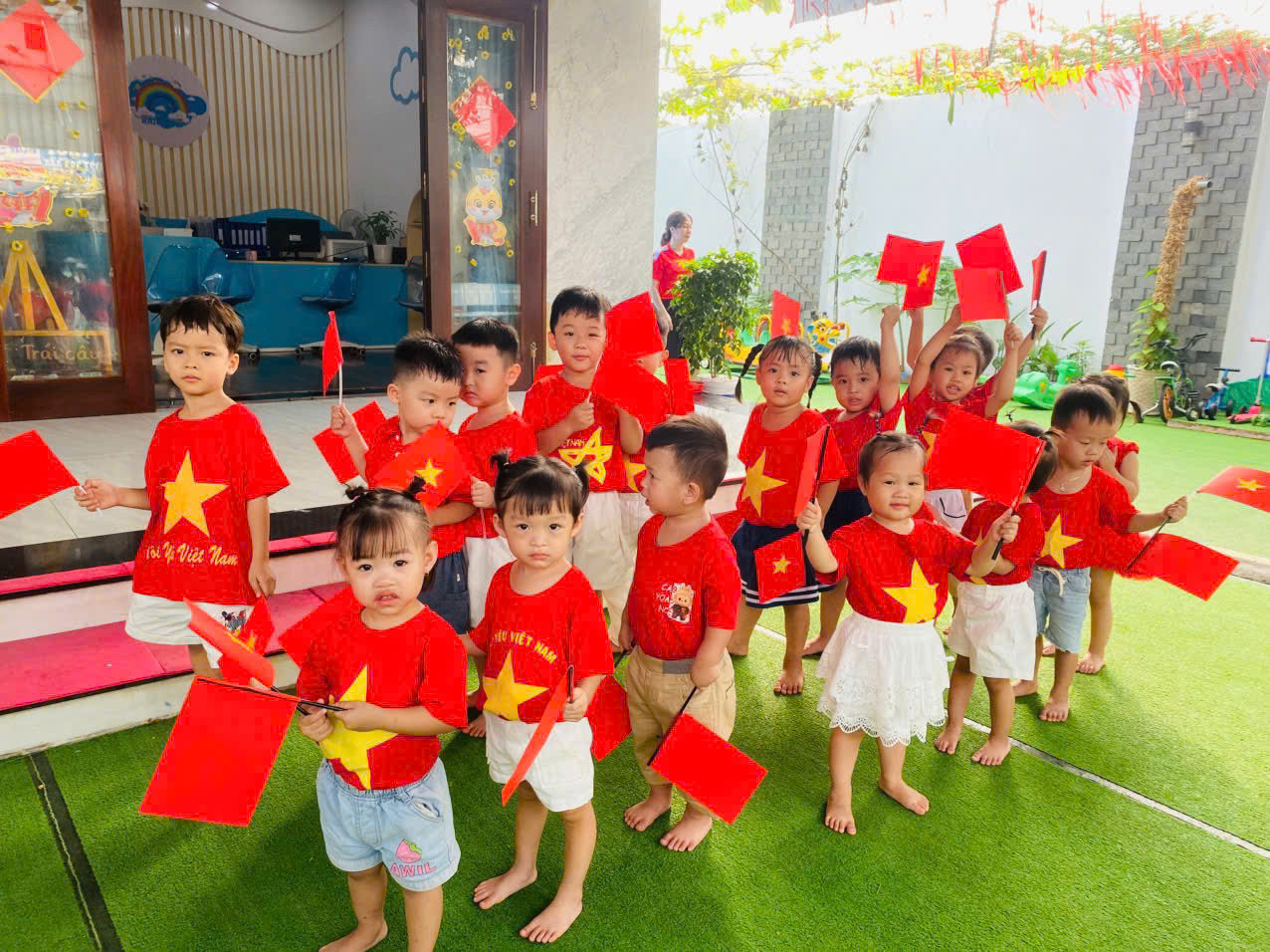 Các em học sinh từ mầm non cũng hào hứng &quot;diện&quot; áo cờ đỏ sao vàng đi học