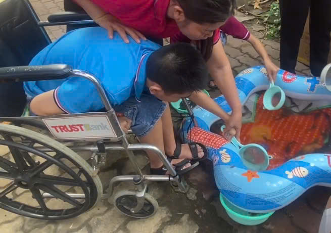 Trong khuôn khổ sự kiện, các em được tham gia nhiều hoạt động mang đậm hương vị Tết truyền thống như văn nghệ giao lưu, gian hàng trò chơi dân gian (tô tượng, vẽ tranh cát, ném bóng rổ, đập heo, câu cá, ném vòng...). Trong khuôn khổ sự kiện, các em được tham gia nhiều hoạt động mang đậm hương vị Tết truyền thống như văn nghệ giao lưu, gian hàng trò chơi dân gian (tô tượng, vẽ tranh cát, ném bóng rổ, đập heo, câu cá, ném vòng...).