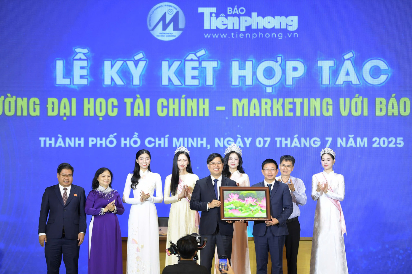PGS.TS Phạm Tiến Đạt – Hiệu trưởng Trường ĐH Tài chính – Marketing (thứ 5 từ trái qua) cùng lãnh đạo nhà trường tặng quà lưu niệm đến báo Tiền Phong. Ảnh: Dương Triều