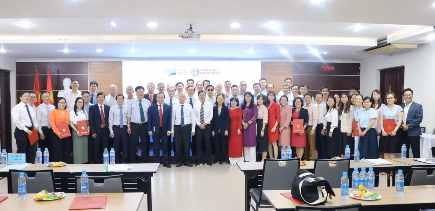 Dàn lãnh đạo của Trường ĐH Khoa học Sức khỏe - ĐHQG TPHCM (ảnh: VNU - HCM)