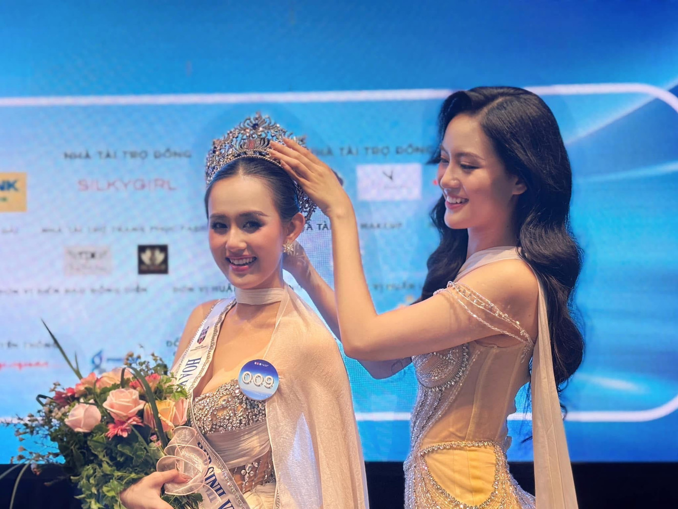 Tân hoa khôi Trường ĐH Ngân hàng TPHCM Võ Anh Thư (sinh năm 2005) cho hay, quyết định tham gia cuộc thi là muốn thử sức và bước ra khỏi vùng an toàn của chính mình. Trong ảnh: Anh Thư nhận vương miện từ Mã Lương Thiên Nhi - hoa khôi Trường ĐH Ngân hàng TPHCM năm 2022.