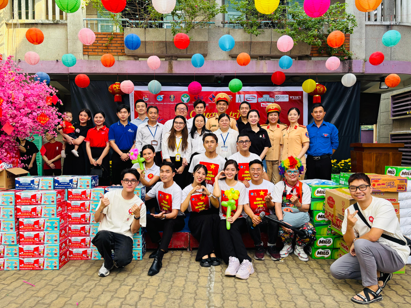 Chương trình đã kêu gọi, đóng góp nhu yếu phẩm gồm sữa, mì tôm, gạo cùng các phần quà Tết từ các đơn vị... với tổng giá trị 150 triệu đồng chăm lo tết cho Trung tâm Bảo trợ trẻ em tàn tật mồ côi Thị Nghè. Chương trình đã kêu gọi, đóng góp nhu yếu phẩm gồm sữa, mì tôm, gạo cùng các phần quà Tết từ các đơn vị... với tổng giá trị 150 triệu đồng chăm lo tết cho Trung tâm Bảo trợ trẻ em tàn tật mồ côi Thị Nghè.