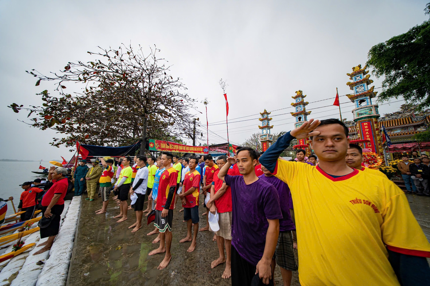 Các vận động viên tranh tài thực hiện nghi thức chào cờ.