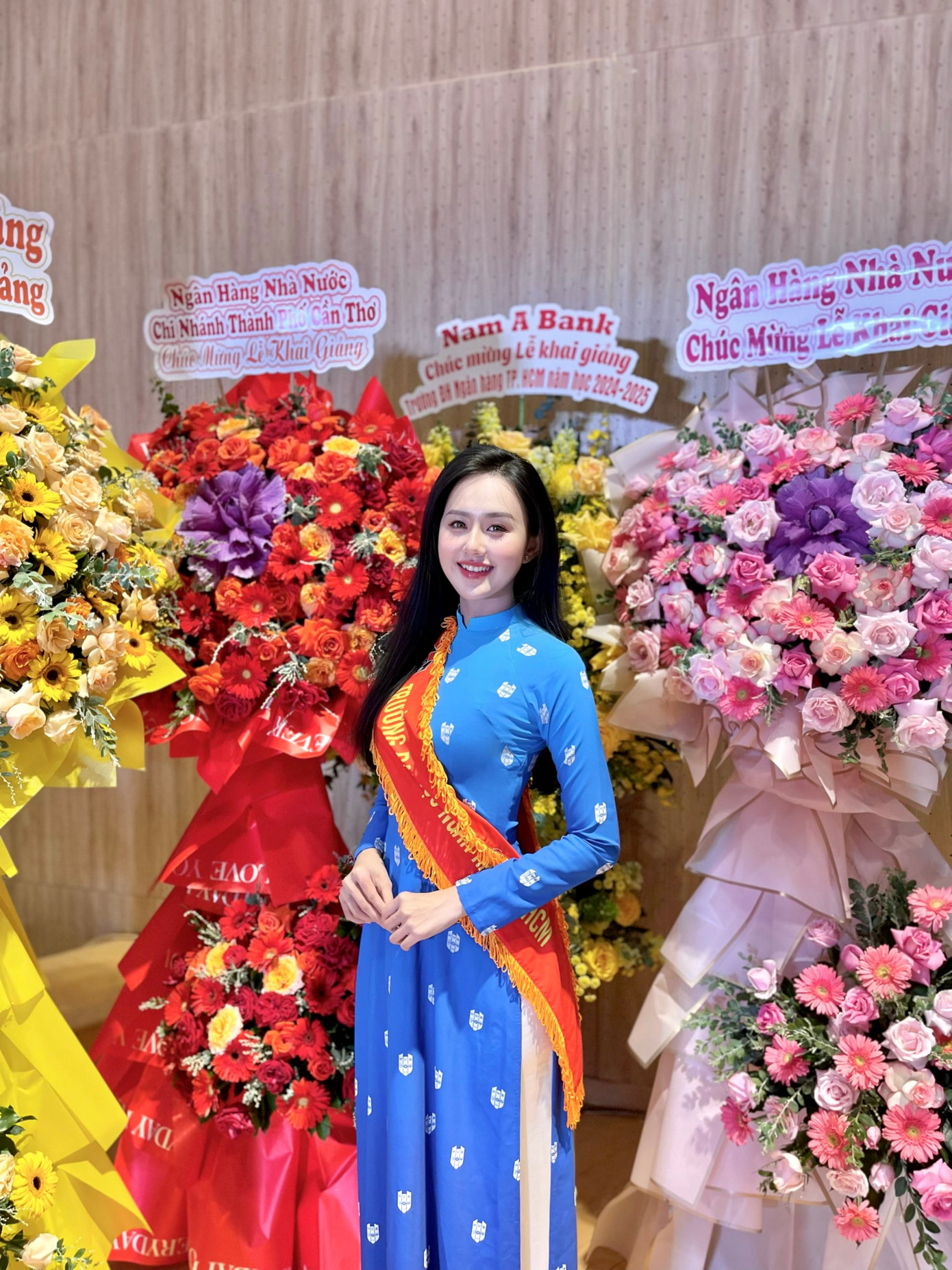 Tân hoa khôi là sinh viên giỏi, năng động, tích cực tham gia các hoạt động phong trào của nhà trường. Ảnh: Anh Thư tham gia vai trò lễ tân ở các sự kiện do Trường ĐH Ngân hàng TPHCM tổ chức.