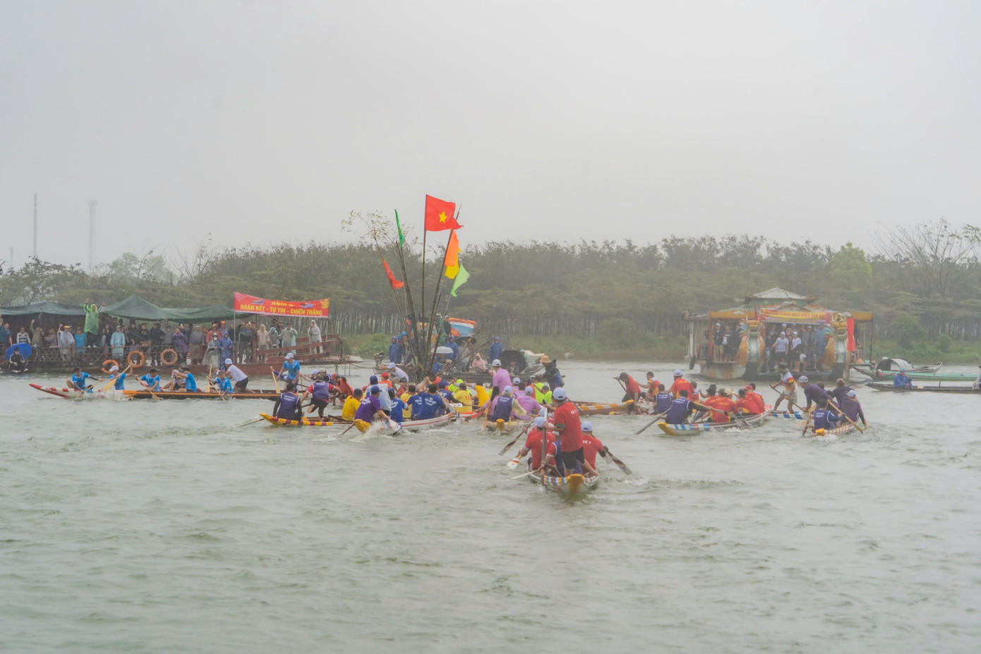 Ông Nguyễn Sáu - Tổ trưởng TDP Triều Sơn Đông, Trưởng BTC - cho hay: “Lễ hội đua ghe truyền thống Làng Triều Sơn Đông được tổ chức thường niên, có thể lên đến hàng trăm năm kể từ khi thành lập làng. Tuy nhiên vì tư liệu không có nhiều nên không xác định được thời gian và ngày nay vẫn được con cháu trong làng lưu giữ nét đẹp truyền thống này”.