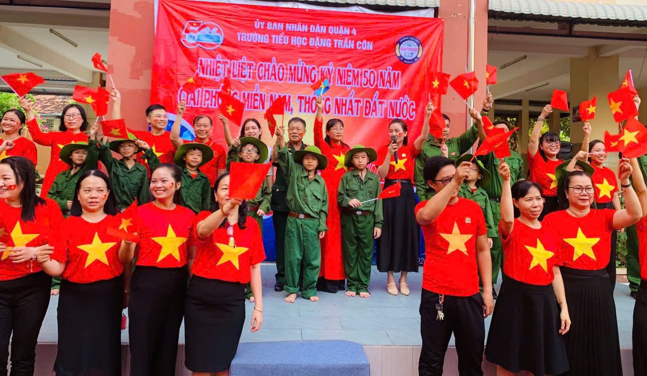 Trường Tiểu học Đặng Trần Côn, quận 4 tổ chức chương trình văn nghệ, giao lưu với các cựu chiến binh để giáo viên, học sinh hiểu thêm về lịch sử