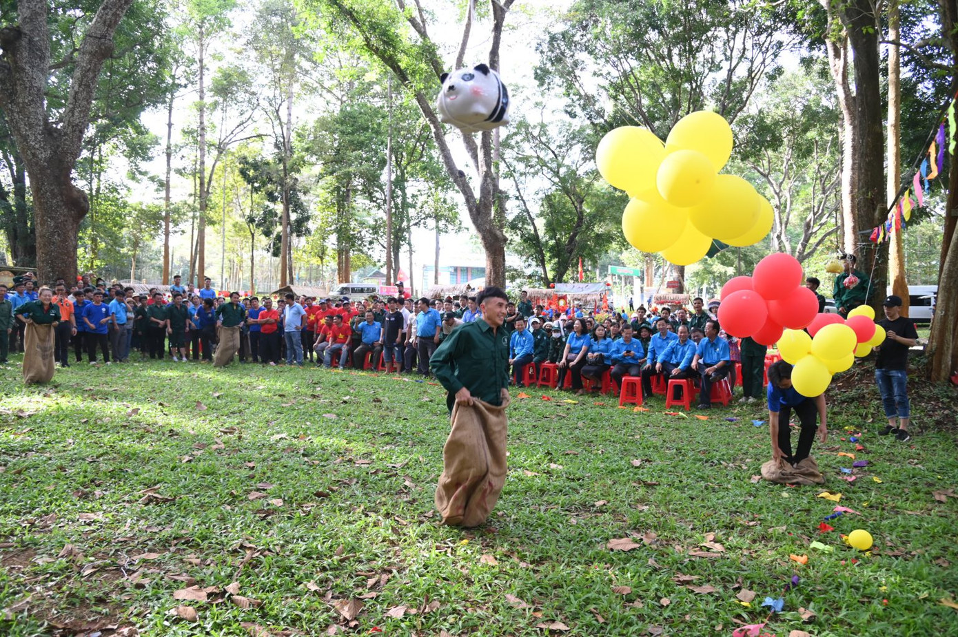 Công nhân, người lao động tham gia các trò chơi vui nhộn tại chương trình Công nhân, người lao động tham gia các trò chơi vui nhộn tại chương trình