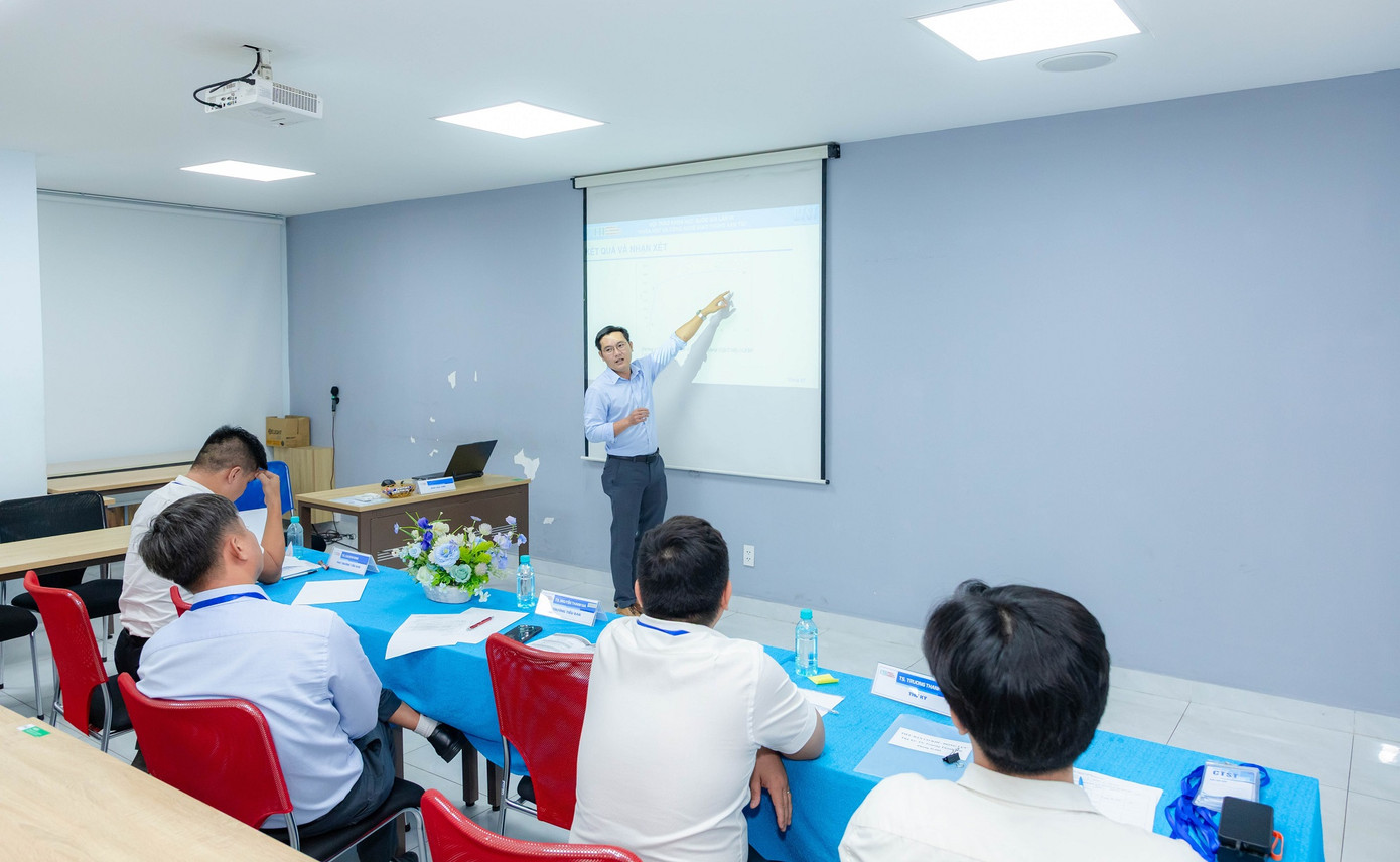 Các chuyên gia trình bày, chia sẻ tại hội thảo