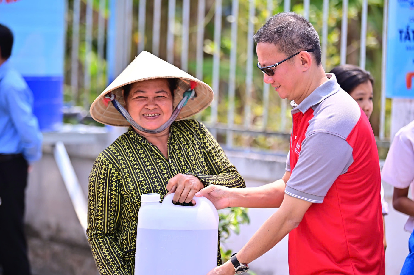 Người dân vui mừng tiếp nhận nước sạch. Người dân vui mừng tiếp nhận nước sạch.