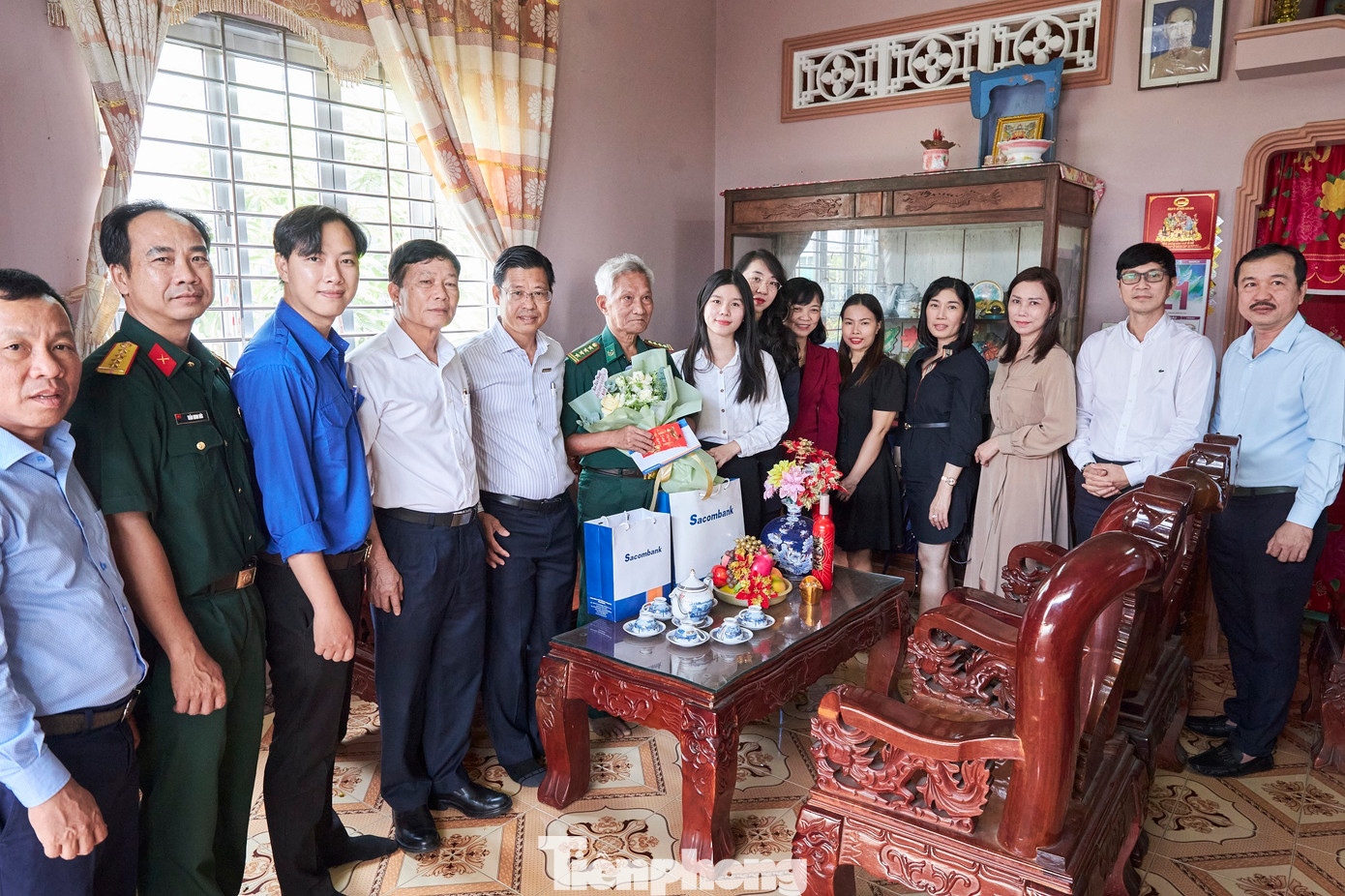 Ban Tổ chức Tiền Phong Golf Championship - Non sông một dải, lần thứ nhất - năm 2025 cùng đại diện Ngân hàng Sacombank, Cty Sâm Ngọc Linh và chính quyền địa phương thăm, tri ân Anh hùng Lực lượng vũ trang nhân dân - Đại tá Trần Văn Năm.