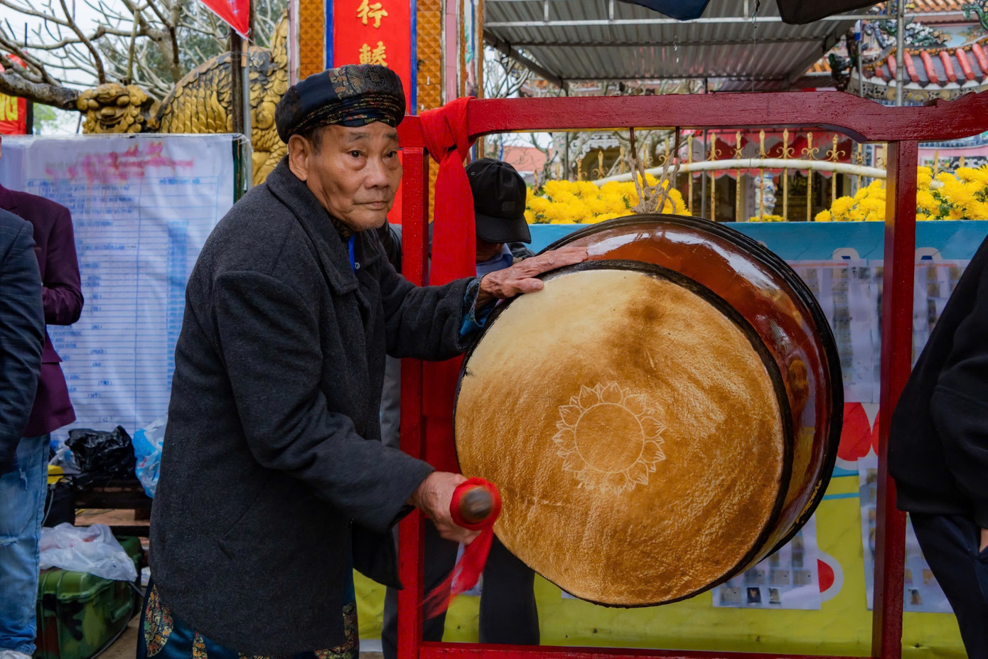 Bô lão trong Hội đồng Làng đánh trống bắt đầu cuộc đua.