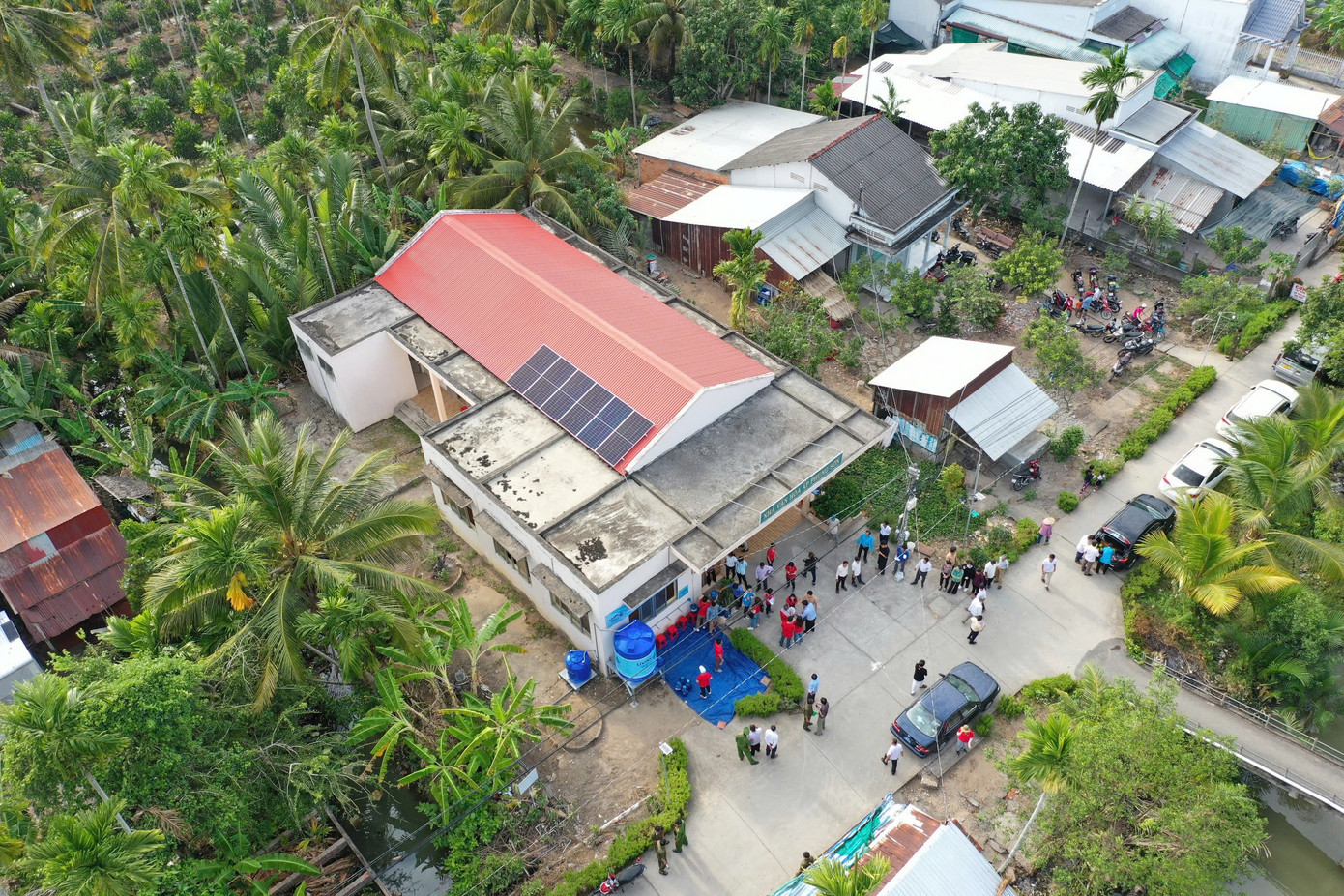 Toàn cảnh hệ thống máy lọc nước nhiễm mặn tích hợp năng lượng mặt trời tại xã Song Phụng. Toàn cảnh hệ thống máy lọc nước nhiễm mặn tích hợp năng lượng mặt trời tại xã Song Phụng.