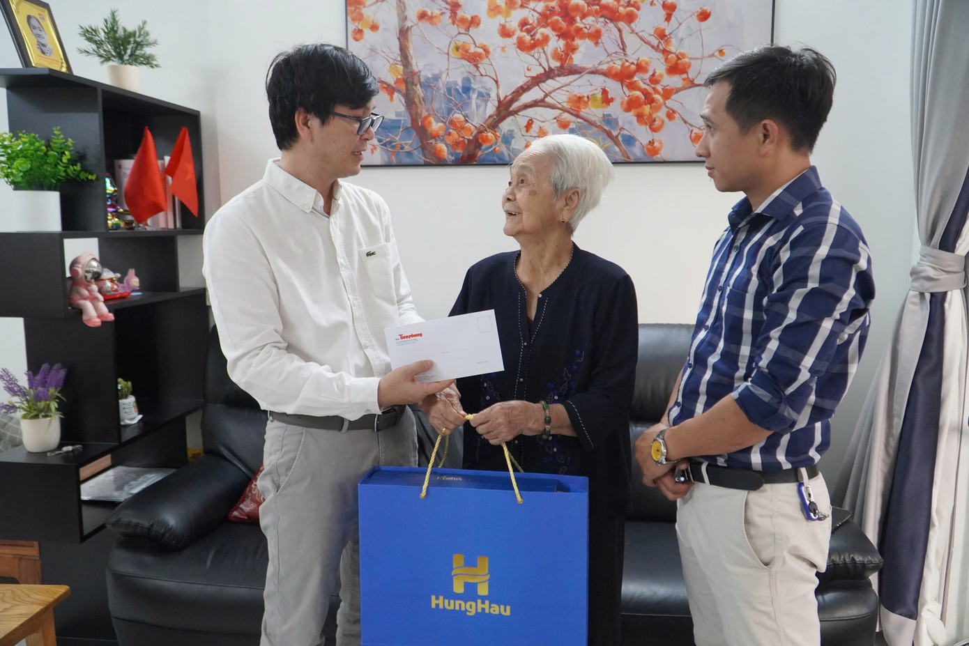 BTC tặng quà, tri ân nữ chiến sĩ Biệt động Sài Gòn Lê Thị Chi