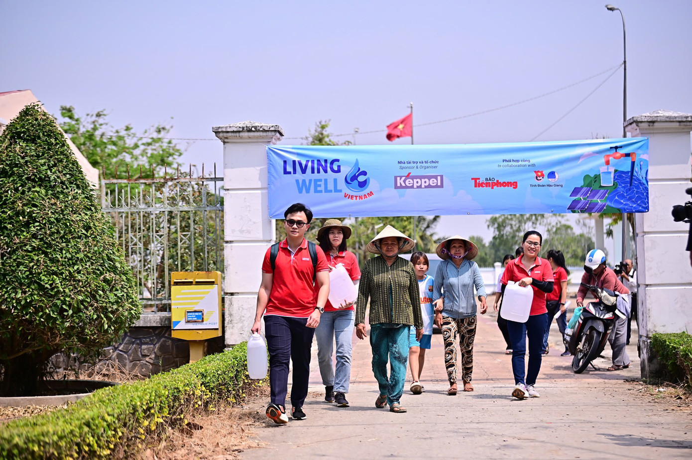 Các tình nguyện viên Keppel Việt Nam hỗ trợ đưa nước sạch lấy từ hệ thống về nhà giúp người dân. Các tình nguyện viên Keppel Việt Nam hỗ trợ đưa nước sạch lấy từ hệ thống về nhà giúp người dân.