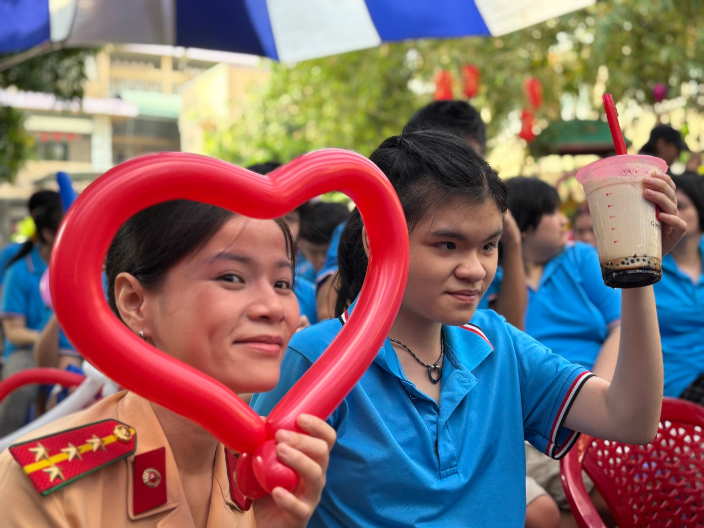 Đoàn viên Phòng Cảnh sát Giao thông - Công an TPHCM vui tươi cùng các em tại Trung tâm. Đoàn viên Phòng Cảnh sát Giao thông - Công an TPHCM vui tươi cùng các em tại Trung tâm.