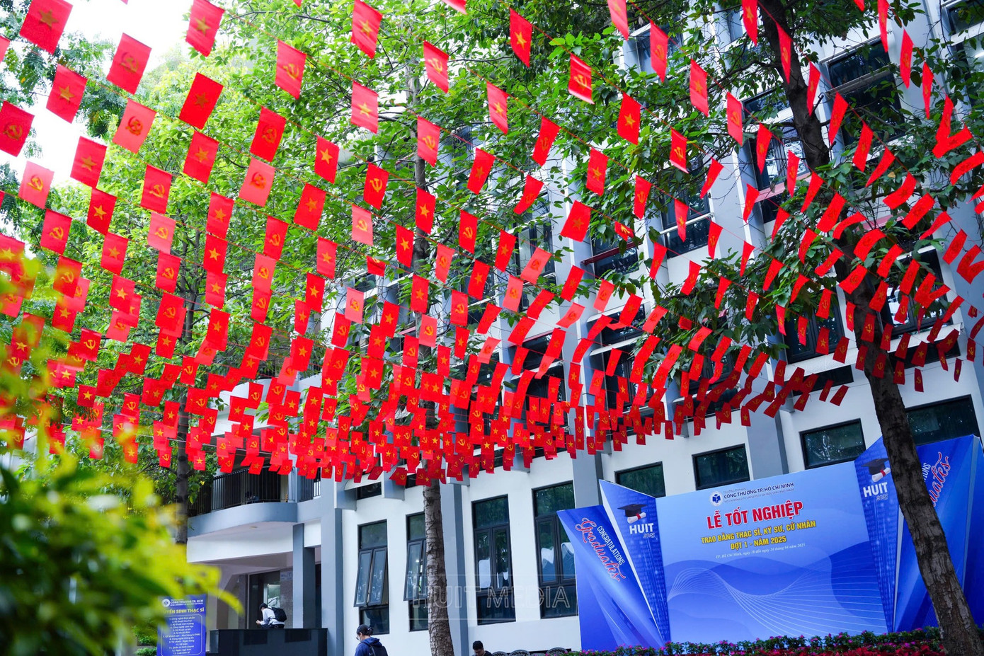 Hình ảnh cờ đỏ sao vàng phủ kín sân trường Trường ĐH Công Thương TPHCM