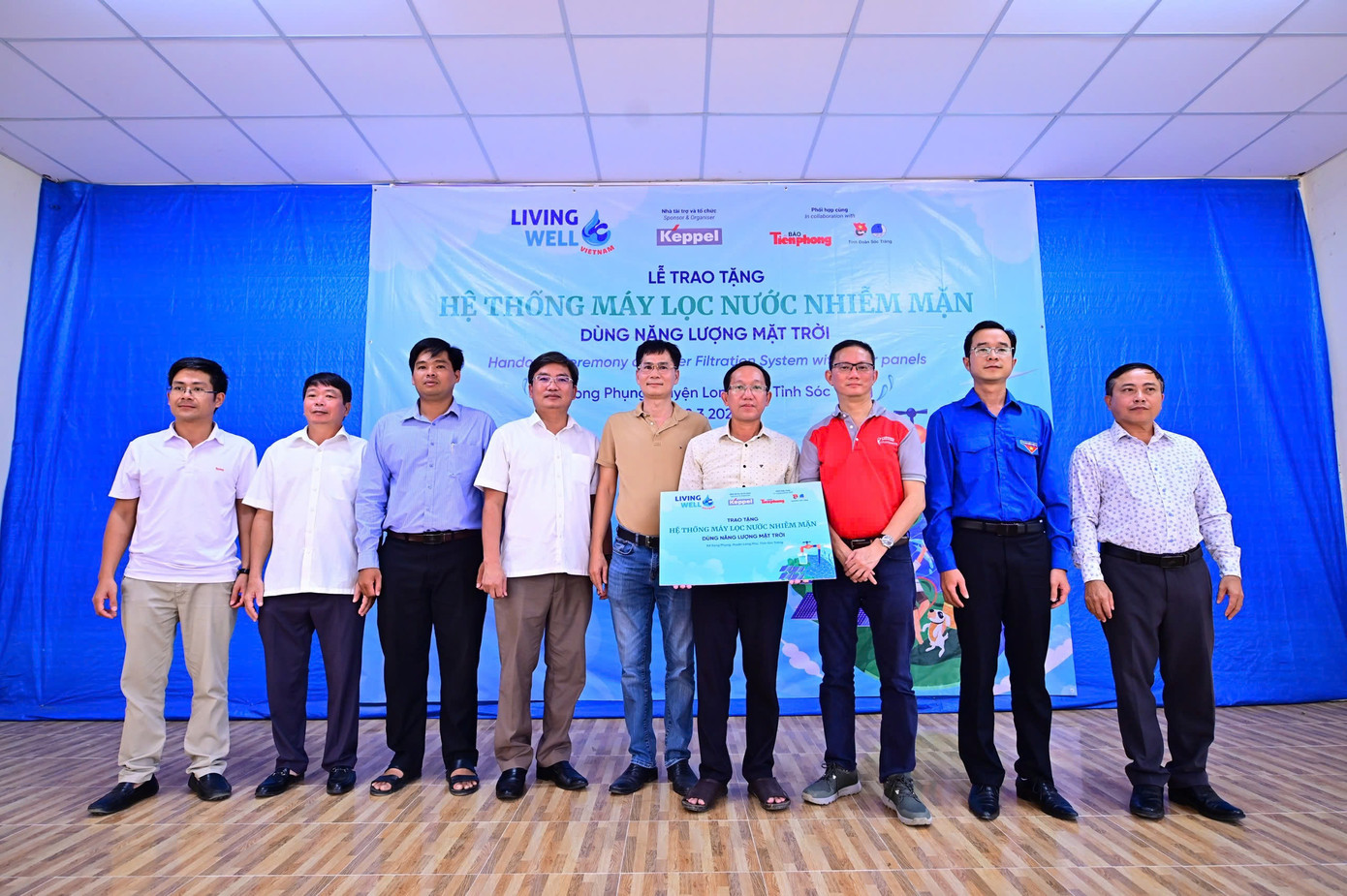 Đại diện Keppel Việt Nam và Báo Tiền Phong trao tặng bảng biểu trưng hệ thống máy lọc nước nhiễm mặn cho chính quyền xã Song Phụng. Tham dự có ông Lâm Tiến Thạch - Bí thư Huyện ủy Long Phú và anh Huỳnh Quốc Quy - Phó Bí thư Thường trực Tỉnh đoàn Sóc Trăng. Đại diện Keppel Việt Nam và Báo Tiền Phong trao tặng bảng biểu trưng hệ thống máy lọc nước nhiễm mặn cho chính quyền xã Song Phụng. Tham dự có ông Lâm Tiến Thạch - Bí thư Huyện ủy Long Phú và anh Huỳnh Quốc Quy - Phó Bí thư Thường trực Tỉnh đoàn Sóc Trăng.