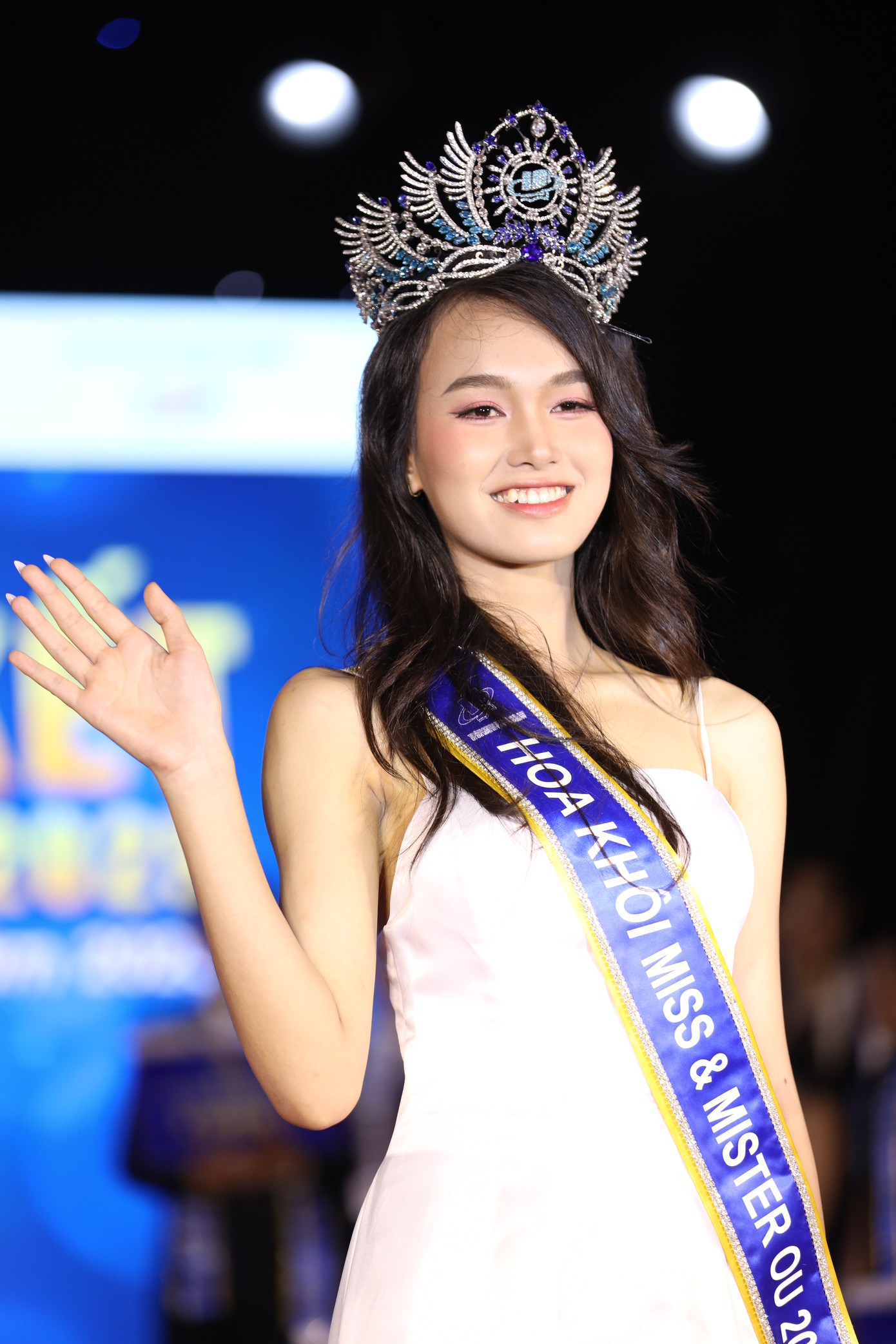 Hình ảnh tân hoa khôi Nguyễn Thị Trúc Vi trong đêm đăng quang cuộc thi Nét đẹp sinh viên Miss & Mister OU 2025 diễn ra tối 12/1. Hình ảnh tân hoa khôi Nguyễn Thị Trúc Vi trong đêm đăng quang cuộc thi Nét đẹp sinh viên Miss & Mister OU 2025 diễn ra tối 12/1.