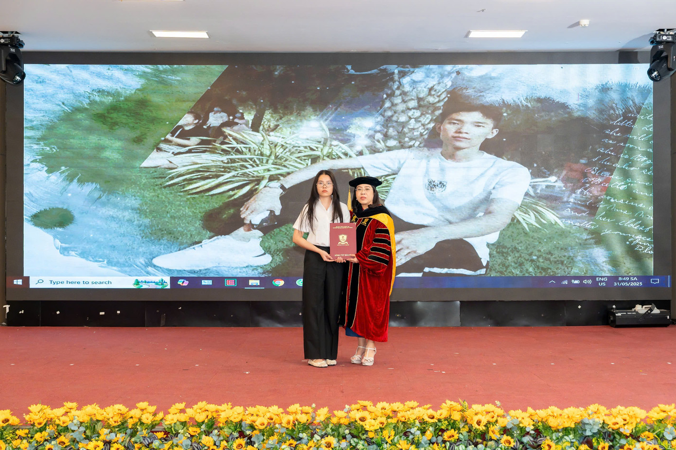 Em gái của Nguyễn Trường Gian lên nhận bằng tốt nghiệp thay anh trai. Ảnh: NTCC