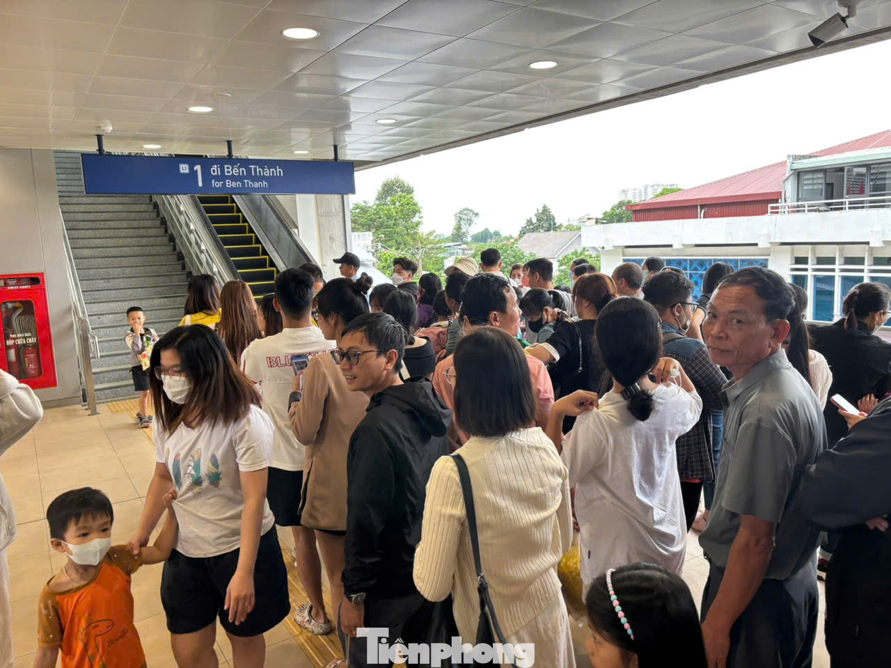 Dòng người nối dài, xếp hàng chờ đi tàu metro trong ngày Tết Dương lịch.