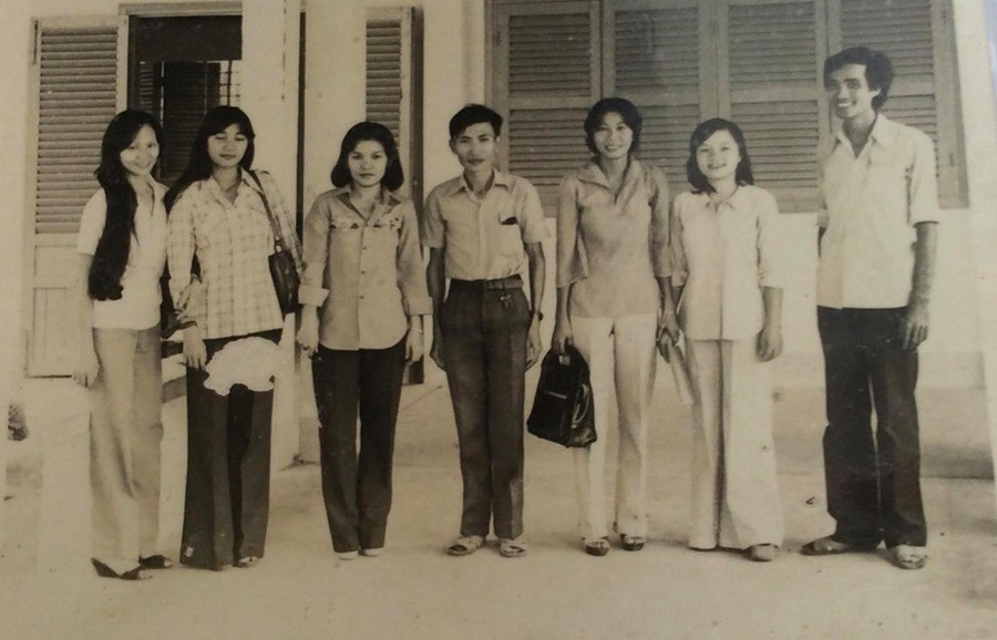 Thầy Ngai (đứng giữa) cùng đồng nghiệp tại Trường Nguyễn Hữu Cầu. Ảnh: NVCC Thầy Ngai (đứng giữa) cùng đồng nghiệp tại Trường Nguyễn Hữu Cầu. Ảnh: NVCC